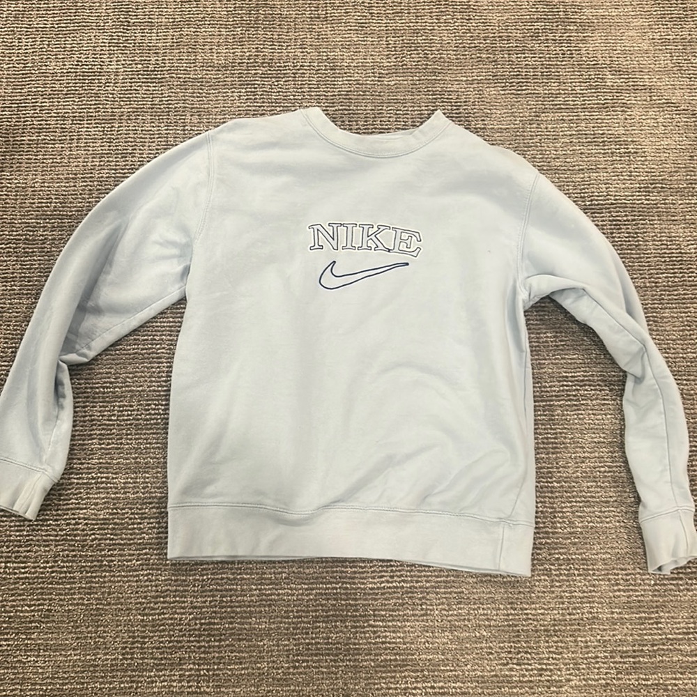 Baby blue vintage Nike sweatshirt look